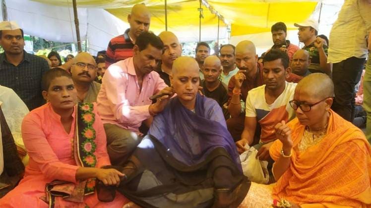 मुंडन करवाती महिला (फोटो-रवीश पाल सिंह)