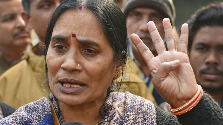 कोर्ट ने तीसरी बार टाली फांसी (फोटो- निर्भया की मां)