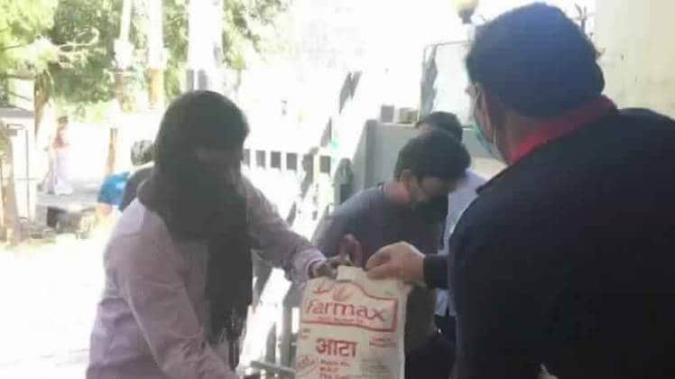 कुशल पाल ने 50 लोगों का किराया माफ कर दिया है. (फोटो- एएनआई)