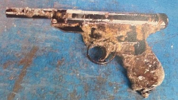 ठाणे खाड़ी से निकाली गई पिस्तौल