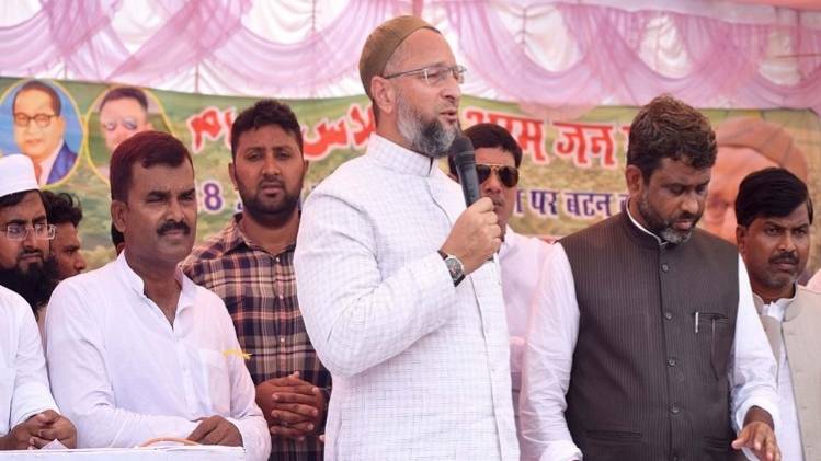 ओवैसी ने ट्वीट कर हंसराज भारद्वाज के निधन पर शोक व्यक्त किया (फाइल फोटो-IANS)