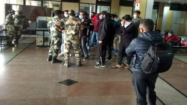 वाघा बॉर्डर पर फंसे कई भारतीय