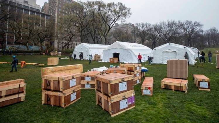 न्यूयॉर्क के सेंट्रल पार्क में अस्थायी अस्पताल तैयार किया जा रहा है (फोटो- पीटीआई)