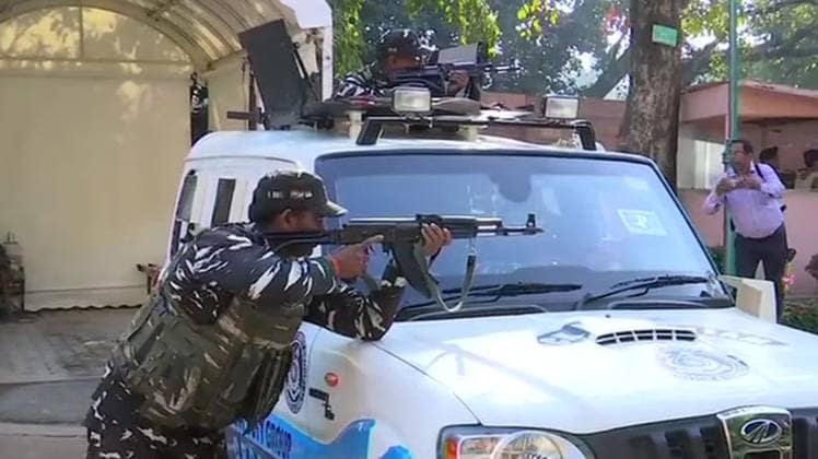 सिक्योरिटी अलार्म बजते ही सुरक्षा कर्मियों ने मोर्चा संभाल लिया.