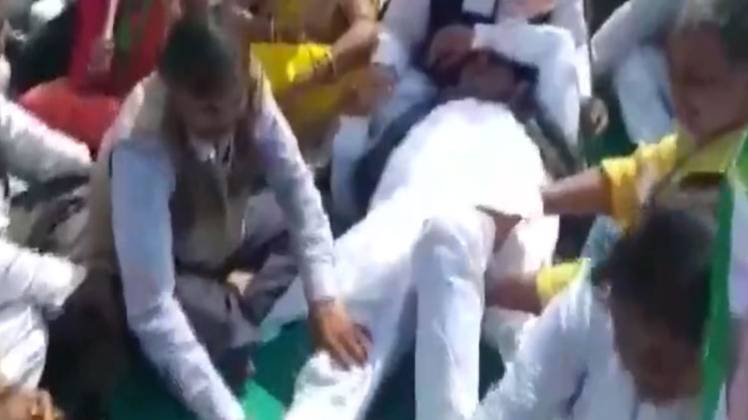 पैर दबवाते जेडीयू विधायक