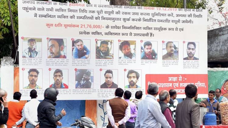 लखनऊ में लगे पोस्टर (फाइल फोटो- PTI)