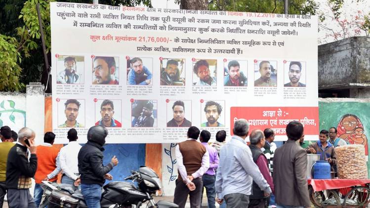 लखनऊ के अलग-अलग चौराहों पर लगाए गए वसूली के पोस्टर