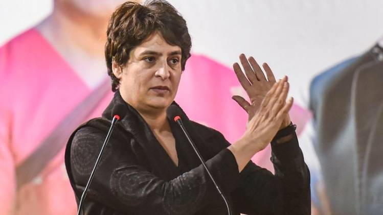 प्रियंका गांधी ने घर पहुंचने के लिए जद्दोजहद कर रहे मजदूरों के मदद की अपील की (फाइल फोटो-PTI) 