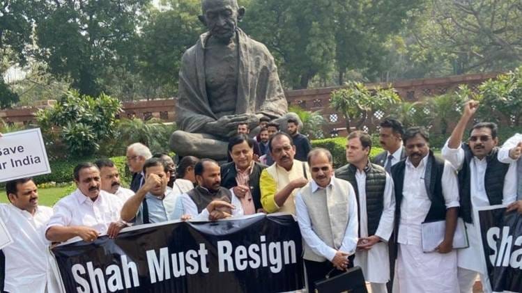 संसद परिसर में कांग्रेस का विरोध प्रदर्शन