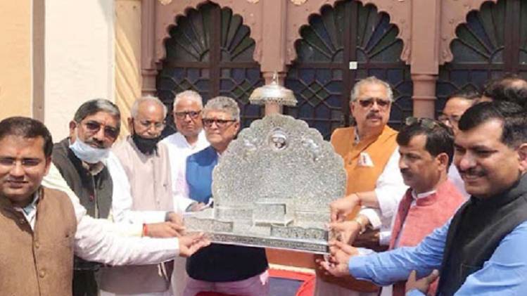 अयोध्या में रामलला का चांदी का सिंहासन