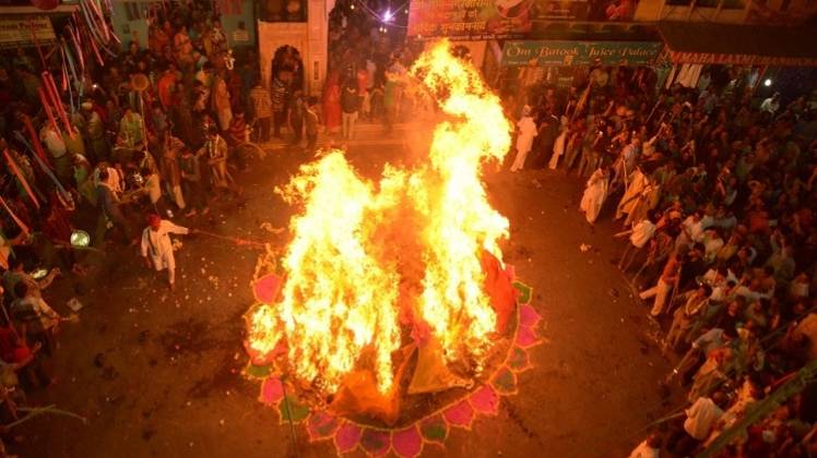 होलिका दहन में अग्नि देव की पूजा का बड़ा महत्व होता है.