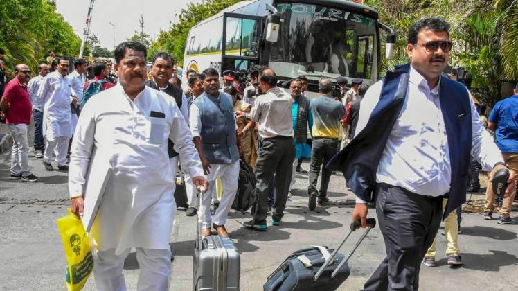 कांग्रेस के बागी विधायकों ने इस्तीफा स्वीकारने को कहा