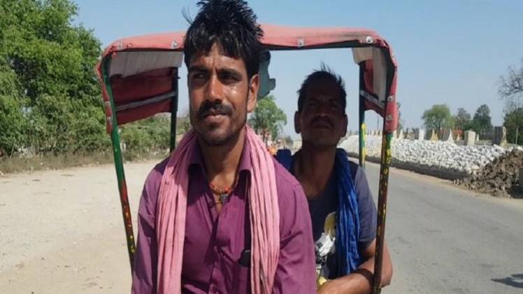 दिल्ली से रिक्शा चलाकर चंदौली पहुंचे हैं दो मजदूर (फोटो- आजतक)