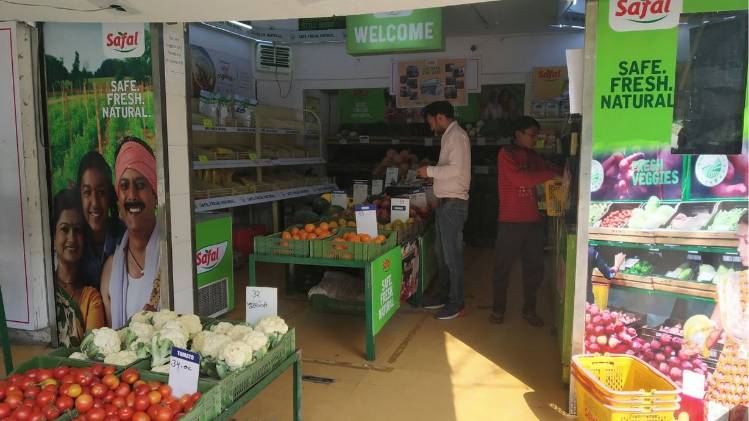 खुली हैं दूध-सब्जी की दुकानें