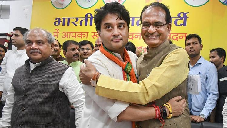 शिवराज सिंह चौहान के साथ ज्योतिरादित्य सिंधिया (फाइल फोटो-PTI)