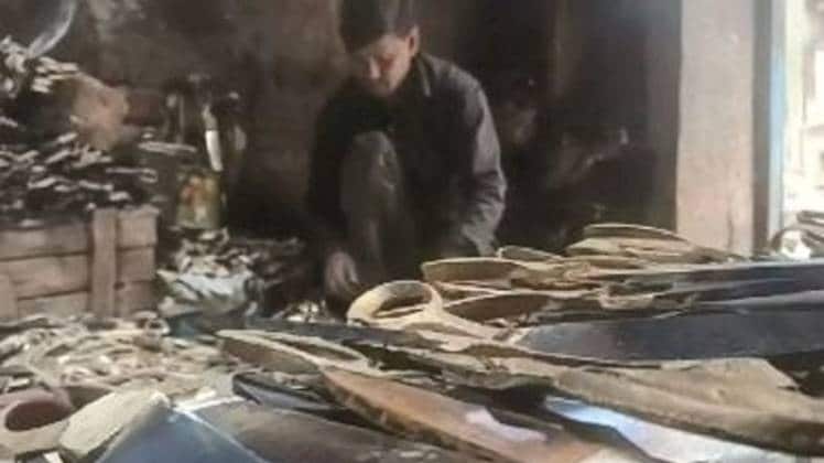 कोरोना वायरस: मेरठ में फल फूल रहा है कैंची उद्योग