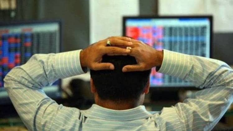 शेयर बाजार धड़ाम होने से निवेशक हताश 