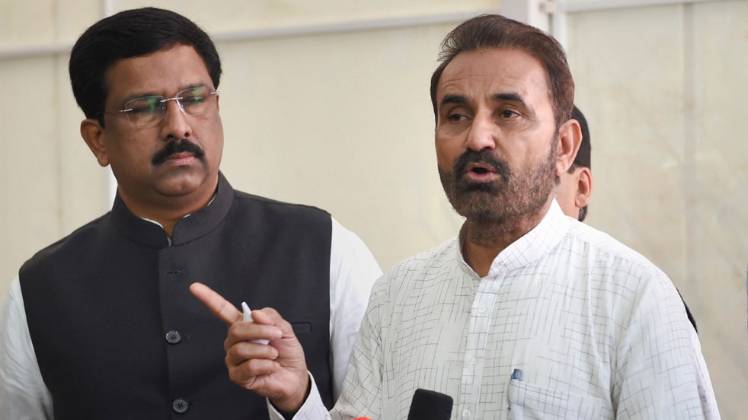 प्रेस कॉन्फ्रेंस करते शक्ति सिंह गोहिल (फाइल फोटो-PTI)