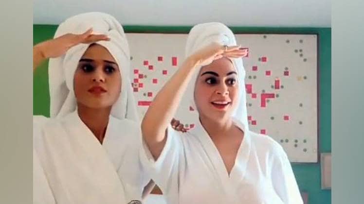 श्रद्धा आर्या, हिना परमार