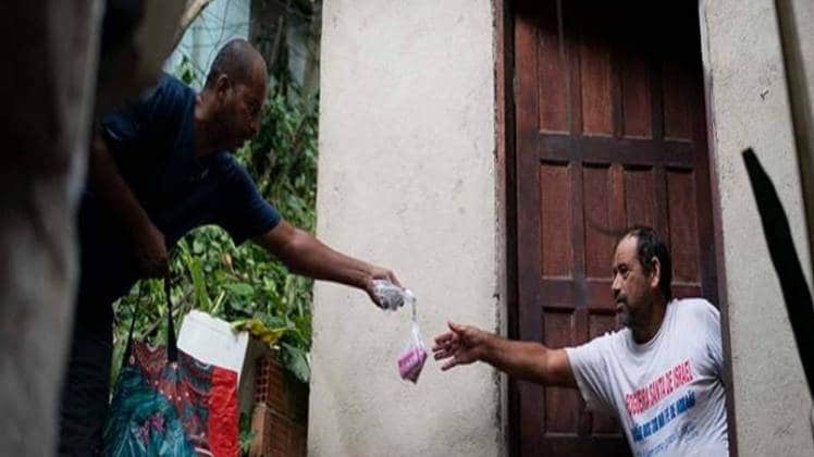 कोरोना वायरस की महामारी के बीच एक दूसरे की मदद में उतरे लोग (PTI फोटो)