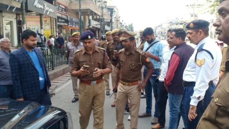 लखनऊ में अफसर ही उड़ा रहे नियमों की धज्जियां