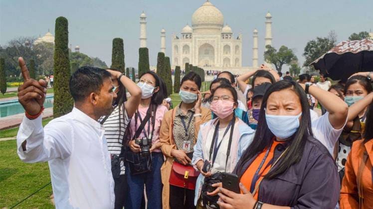 आगरा में प्रशासन की ओर से बरती जा रही सतर्कता (फोटो: PTI)