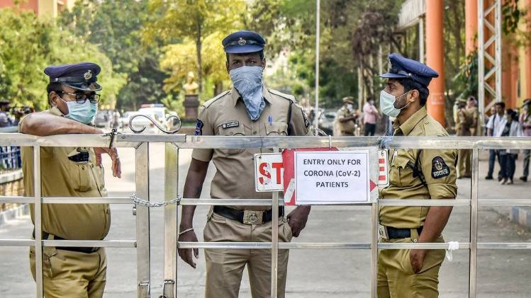 कोरोना संकट के दौरान तैनात तेलंगाना पुलिस के जवान (फोटो-PTI)