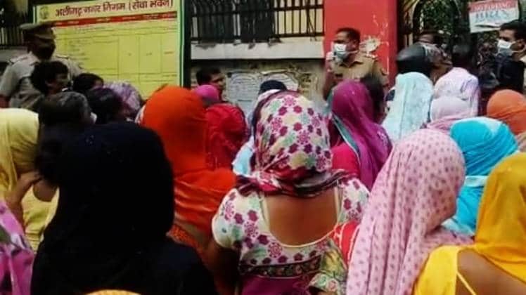 मुफ्त राशन और 1000 रुपयों के लिए लॉकडाउन के बावजूद 600-700 लोग निगम के दफ्तर पहुंचे