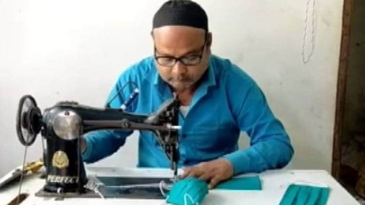 यूपी के बाराबंकी में सुल्तान टेलर लोगों को फ्री बांट रहे हैं मास्क (Photo Aajtak)