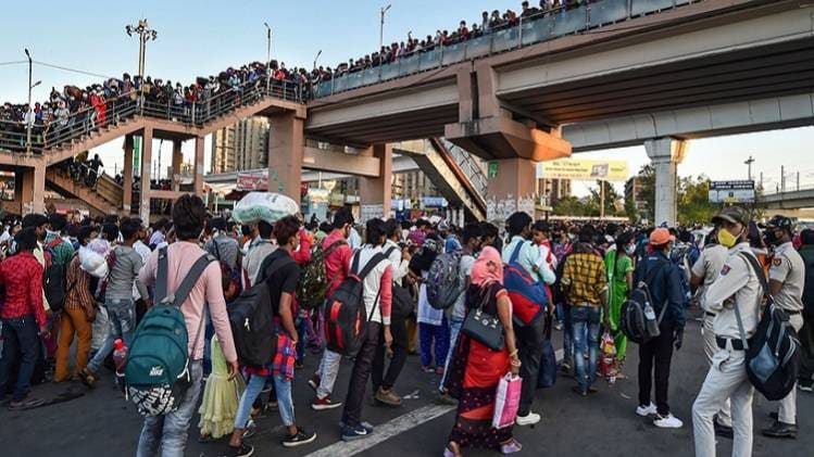 दिल्ली से अपने घरों को लौटते लोग (फोटो-पीटीआई)