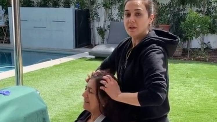 मां की चंपी करते हुए प्रीति