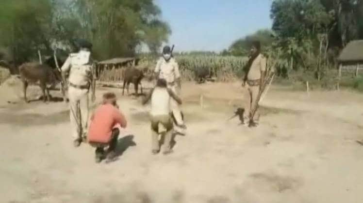 बिहार के खगड़िया जिले में पुलिस ने बुजुर्गों से लगवाई उठक-बैठक (Photo Aajtak)