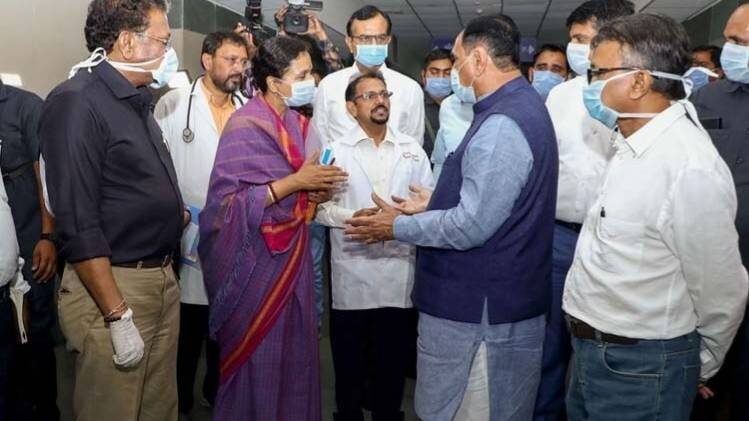 डॉक्टरों से बात करते गुजरात के मुख्यमंत्री विजय रुपानी (फोटो- पीटीआई)