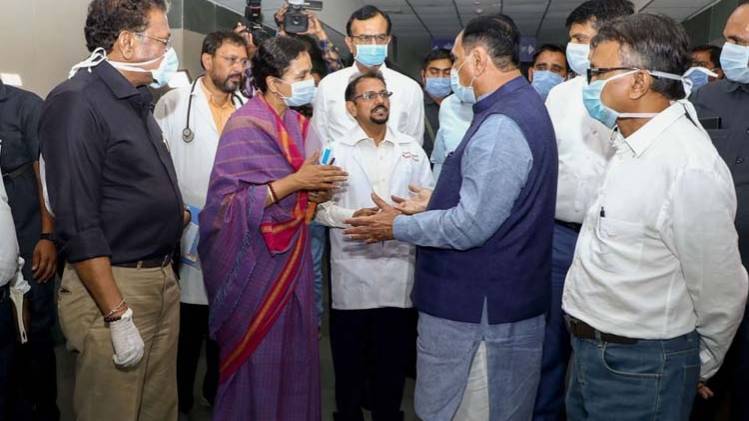 डॉक्टरों से बात करते गुजरात के मुख्यमंत्री विजय रुपानी (फोटो- पीटीआई)