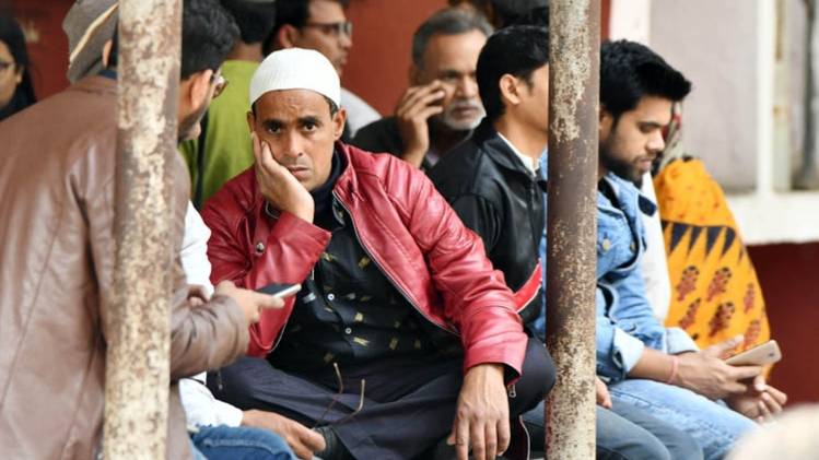 दिल्ली में जीटीबी अस्पताल के बाहर बैठे हिंसा पीड़ितों के परिजन (फोटो-ANI) 