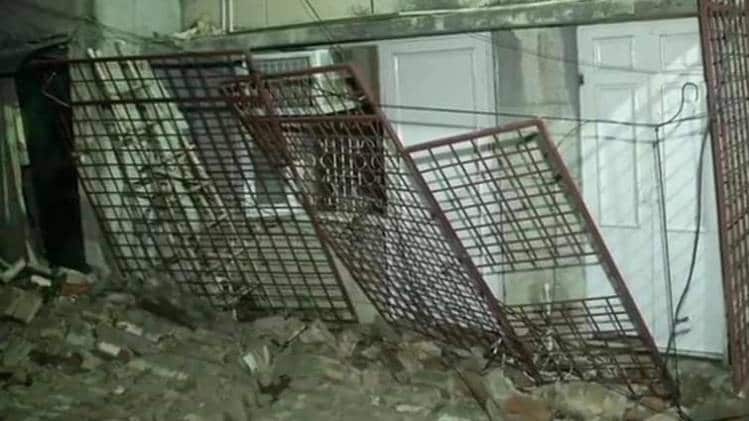 दिल्ली के लाजपत नगर में अस्पताल की दीवार ढही (ANI)