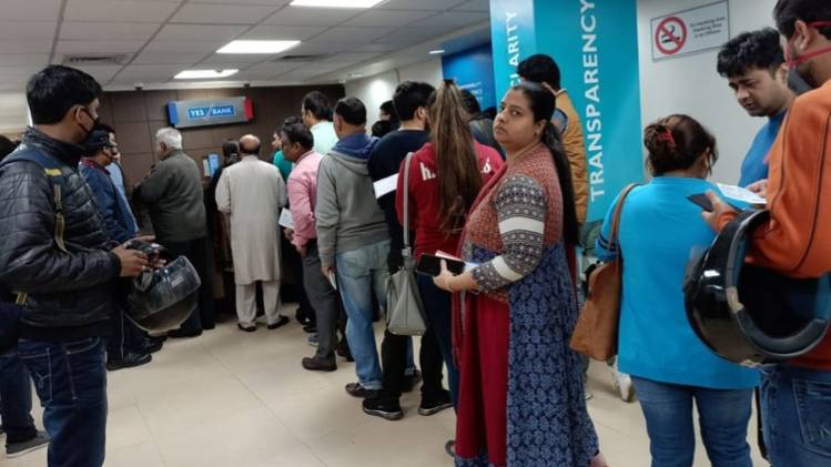 यस बैंक में संकट से ग्राहक परेशान (फोटो: चंद्रदीप कुमार)
