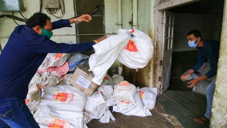 लॉकडाउन को लेकर गृह मंत्रालय ने जारी की गाइडलाइन (फोटो-PTI)