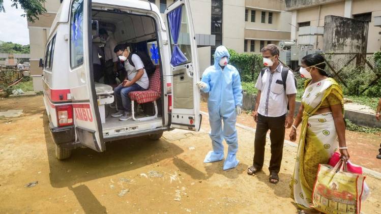 जानलेवा कोरोना वायरस लगातार अपने पांव पसारता जा रहा (फोटो-PTI)