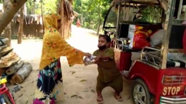 जरूरतमंदों की कर रहे मदद (फोटो-आजतक)