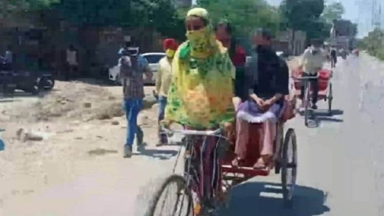 राशन के लिए ठोकरें खा रहा परिवार (Photo: aajtak)