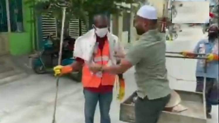 सफाईकर्मी का किया गया सम्मान