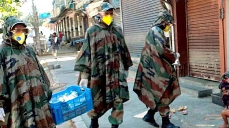 कोरोना से जंग में मदद कर रहे सेना के जवान (प्रतीकात्मक तस्वीर- PTI)