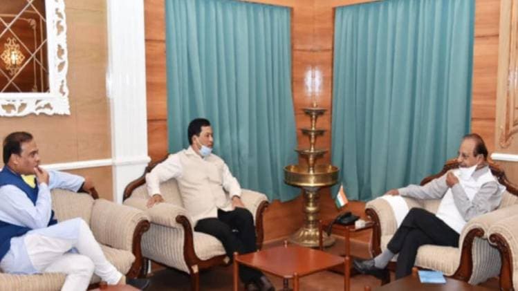 असम के राज्यपाल जगदीश मुखी सीएम सोनोवाल के साथ