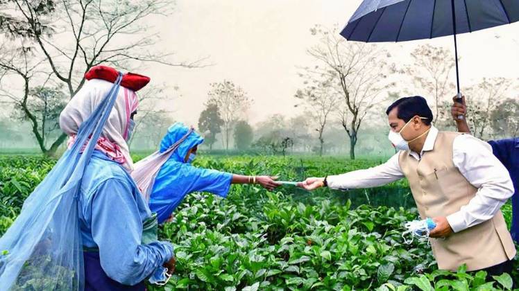 महिलाओं के बीच मास्क बांटते सीएम सर्बानंद सोनोवाल (फोटो-पीटीआई)