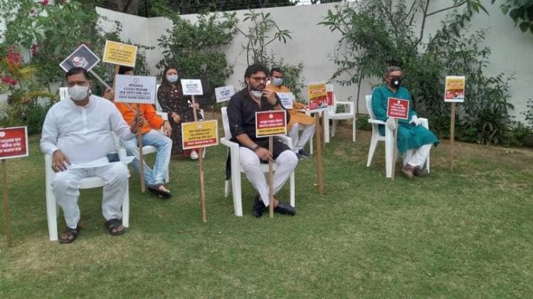 लॉकडाउन के दौरान दिल्ली में ममता सरकार के खिलाफ प्रदर्शन के लिए जुटे बीजेपी सांसद (फोटो-आशुतोष मि