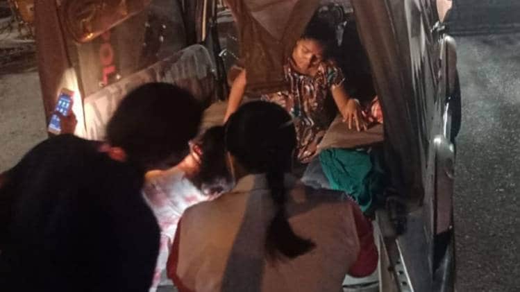 गाड़ी में ही पैदा हो गया बच्चा (फोटो-चिराग)