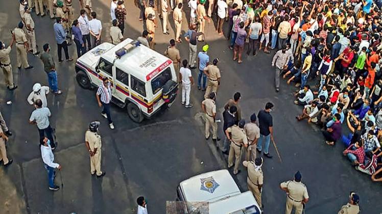 बांद्रा स्टेशन पर उमड़ी भीड़ (फाइल फोटो-PTI)