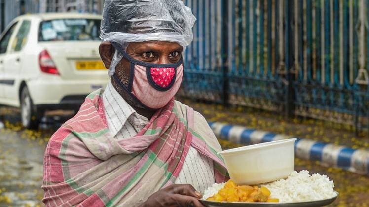 कोलकाता में बेघरों को बांटा जा रहा भोजन (PTI)