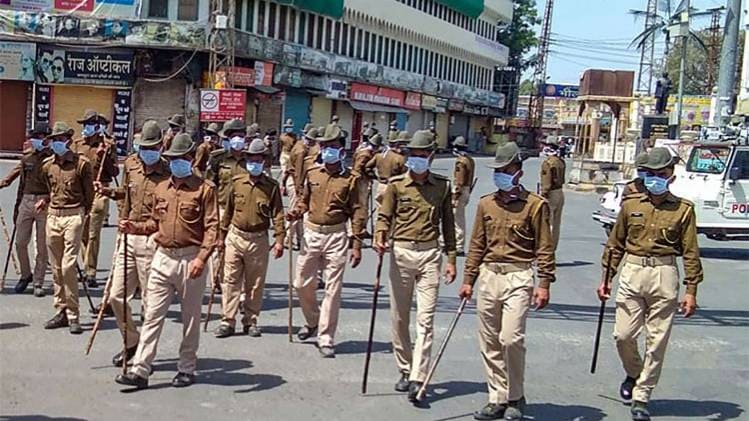 भीलवाड़ा में मास्क लगाकर पेट्रोलिंग करते पुलिसकर्मी (फाइल फोटोः PTI)